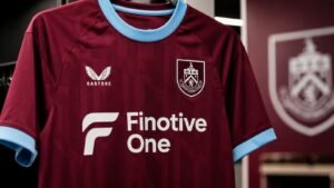 Camiseta de Burnley FC con Finotive One como patrocinador principal.