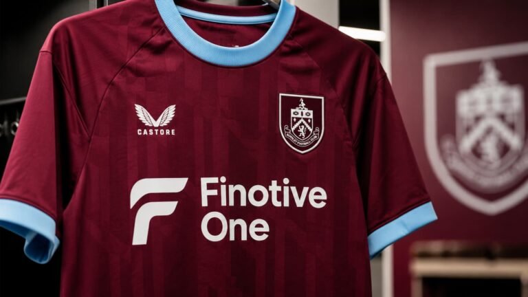 Camiseta de Burnley FC con Finotive One como patrocinador principal.