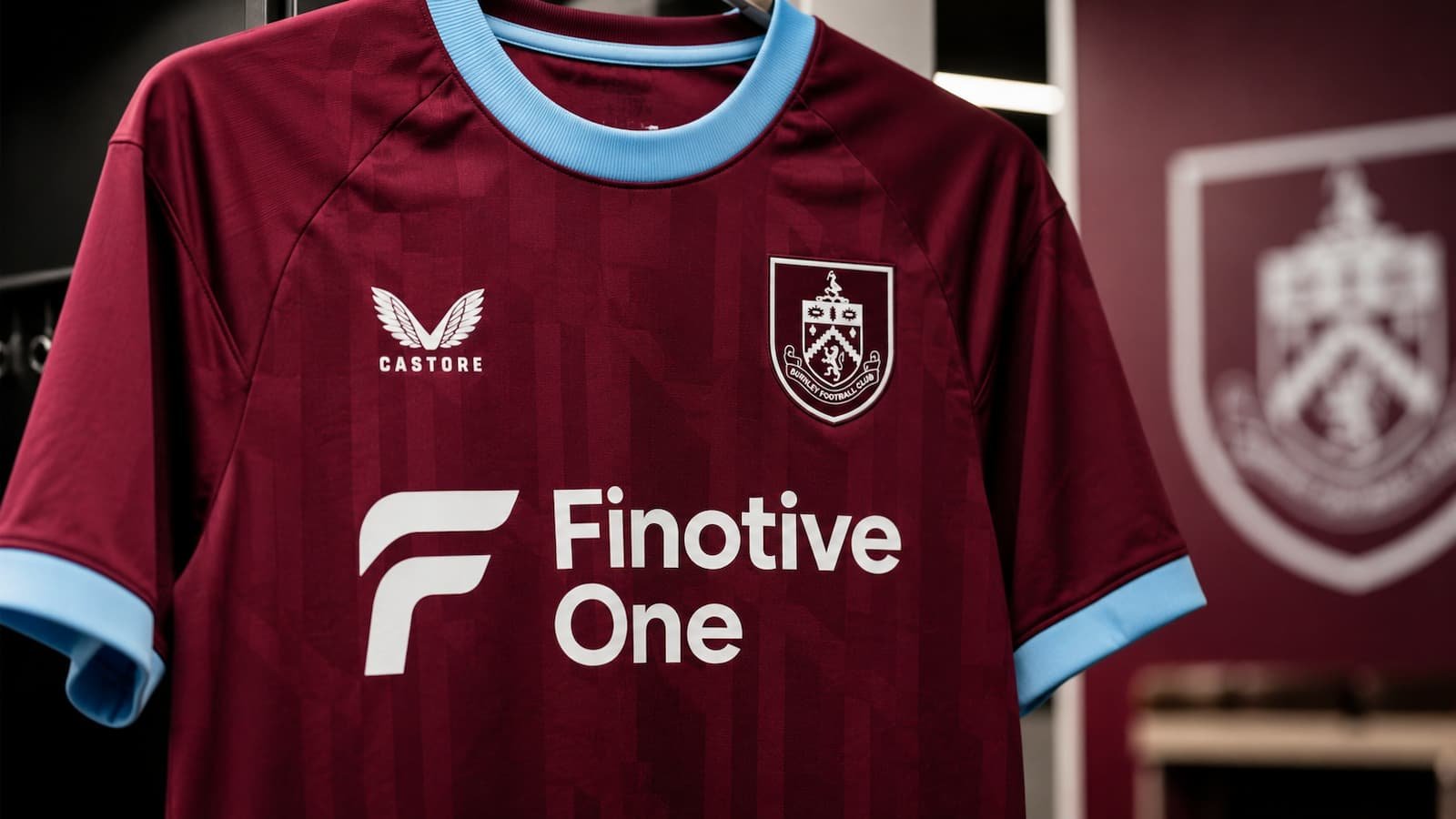 Camiseta de Burnley FC con Finotive One como patrocinador principal.